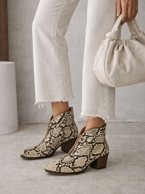 Mata Snakeskin Ankle Boots Size 6.5 Western Block Heel Zip Detail Festival Boho